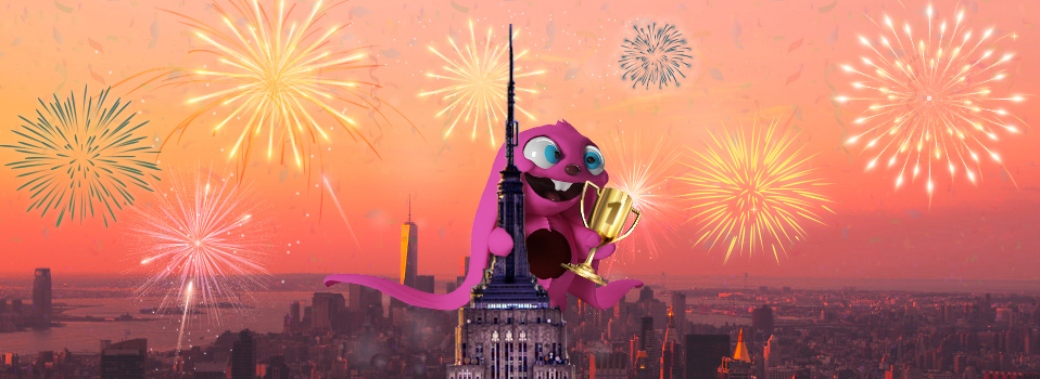 Pinke Kreatur mit einem Pokal auf dem Empire State Building in New York